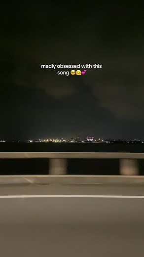 Madly Obsessed with Paayum Theeye Song | Splitscreen Challenge