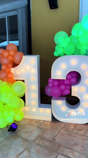 Neon Party !!!! #neonparty #birthdaygirl #happybirthday #birthdayparty #partyplanner #mmsweetparty #decorationparty #fondantcake #2024 #organicballoongarland #organicballoons