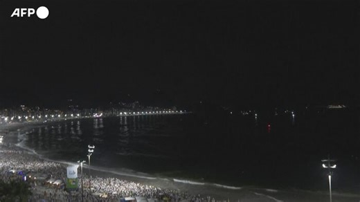 Capodanno, Rio de Janeiro saluta il nuovo anno con i fuochi d'artificio