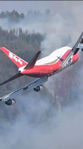 Boeing 747 Global Supertanker drop