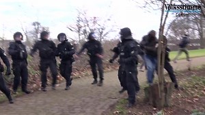 Mehrere Tausend Menschen protestieren in Sachsen-Anhalts Landeshauptstadt gegen die Corona-Politik und einen befürchteten Impfzwang. Dabei kam es immer wieder zu Rangeleien mit der Polizei. Hier seht ihr einen Teaser. Das ganze Video gibt es bei vs.de | Volksstimme.de