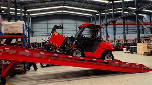 Everun ERT1500 – Field testing🚜 The upgraded ERT1500 telescopic wheel loader is now equipped with an Integrated Travel and Parking Motor. ✅ Smoother braking performance ✅ Safer control on slopes, even under load ✅ Proven reliability with on-site uphill parking tests Strong lifting power, stable handling, and now even better braking – the ERT1500 is built for tough jobs with total confidence.💪 #ERT1500 #Everun #compactwheelloaders #loaders #wheelloaders | Everun Machinery