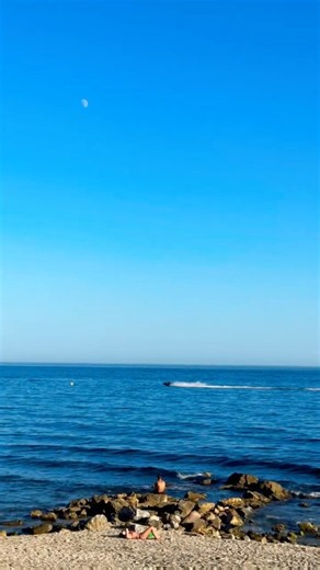 🌊 Marbella seafront: A calm sunny afternoon