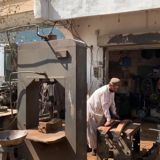 Truck shackle making process how to make shackle of truck shackle made from old sheet of ship | Anil Kapoor