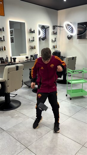 Oggi non avevamo niente per farlo palleggiare ma abbiamo provato con la carta collo! Direi che anche oggi é stato solo fortunato! @Alessandro Coccia senza rivali🥇#dfbarbershop #barbiereroma #df #asroma #barbieriroma