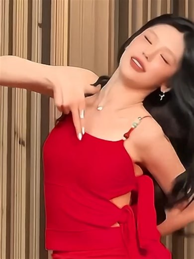 Gashina Dance Performance by Yeji in Red