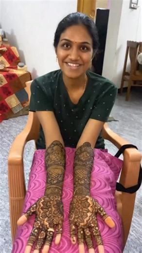 Thanushiya mehndi artist 📍theni--cumbum📍 on Instagram: "preethi‘s wedding mehandi🌸🧿 #thenimehandiartist #thenimehandiartist #maduraimehandiartist #dindigulmehandiartist #maduraimehandi #trendingvedio #tre #trendingreels❤️ #viralvideos #viral #wedding #weddingmehandi #henna #bridalmehandi"