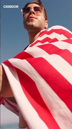 El mar refresca, el sol arde en la piel… y el look simplemente funciona.