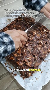 Kek Batik Klasik 4 Bahan – Simple, Sedap & Confirm Jadi! Nak buat kek tapi malas nak guna banyak bahan? Resepi ni cuma perlukan 4 bahan je tapi hasilnya memang padu! Sesuai untuk minum petang, jamuan atau hidangan raya. Jom cuba sekarang dan rasa sendiri kelazatannya. Jangan lupa follow dan support pemilik video di TikTok @shahidakharudin untuk lebih banyak resepi mudah dan sedap! #KekBatik #ResepiMudah #4BahanJe #KekSedap #DessertMalaysia #ResepiViral Bahan diperlukan: (Untuk Loyang 7 inci x 7 