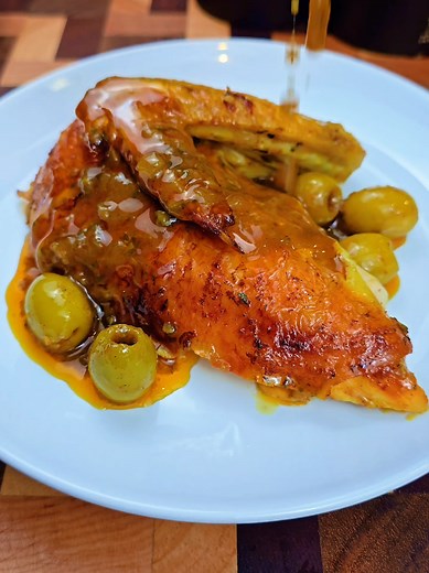 Poulet à la marocaine 🇲🇦 Recette de poulet rotie à la marocaine 1 poulet 1 oignon 3 gousses d'ails 2 Cas de coriandre haché 2 Cas de persil haché 1 Cas de paprika 1 Cas de curcuma 1 Cas de gingembre 1 Caf de cannelle 1 Caf de cumin 1 Cas de sel 1 Caf de poivre huile d'olive huile neutre 1/2 citron ou citron confit safran 80g d'olives Pour la préparation de la recette de poulet aux olives suivre la vidéo ! #poulet #olive #maroc #recetterapide #recettesimple