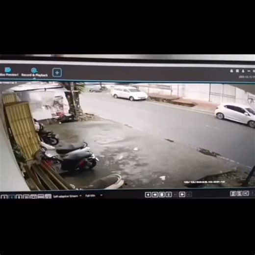 MAKASSAR INFO OFFICIAL 🌏 on Instagram: "Terjadi aksi kejar-kejaran antar siswa SMA di Jalan Gunung Tinggi Mae, Makassar, pada Senin, 15 Desember 2025, sekitar pukul 17.00 WITA."