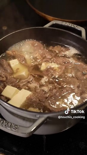 白出汁で簡単染みる味！肉吸い-レシピNo.185- 【材料】（３人前） 牛肉薄切り.....４００g 絹ごし豆腐.....１丁 白出汁（１５倍濃縮）.....９０ml 水.....１２００ml 酒.....大さじ２ みりん.....大さじ２ 塩.....適量 ねぎ.....適量 卵.....３個 【作り方】 ①鍋に湯を沸かし、牛肉をさっと茹でて氷水に入れる。 ②牛肉の粗熱が取れたら食べやすい大きさに切っておく。 ③豆腐も食べやすい大きさに切っておく。 ④別の鍋に、白出汁・水・酒・みりんを入れて、沸いたら牛肉を戻す。 ⑤再度沸騰したら、灰汁をすくい、塩で味を調整して豆腐を入れる。 ⑥豆腐が芯まであったまったら、器に盛り付け、ねぎを散らして、卵を割り入れ、出汁をたっぷりかけて完成！ 白だしを使って簡単に美味しい肉吸いがつくれます！ 出汁に浸かった牛肉のうまみが最高です！ 【Ingredients】(3 Servings) Thinly sliced beef: 400g Silken tofu: 1 block Shiro-dashi (15x concentrated): 90ml Wa