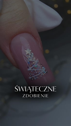 Magdalena Żuk - Muratow ▪️ Paznokcie ▪️ Szkolenia on Instagram: "Szybka choineczka 🎄 W maratonie przedświątecznym nie ma czasu na precyzyjne i wymagające czasu zdobienia, więc proszę choinkowe inspo ✨ Do zdobienia użyłam: - 948 Frostina @elartopl - Spider Gel White @clavier_nails #winternails #winternailart #zimowepaznokcie #zimowestylizacje #christmasnails #cheistmasnailart #swiatecznepaznokcie"