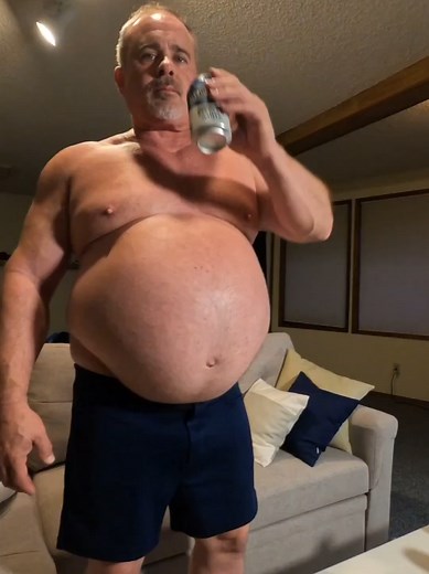 Beer Belly! FOR FULL VIDS SEE LINKS IN BIO #gainer #bodypositivity #bigbelly #overfed #bellyflex #daddy #fatgut #fatbelly #beergut #musclegut #tummytuesday #offseason #grommr #dadbod #fatdaddy #biggut #beerbelly #ballgut #muscledaddy