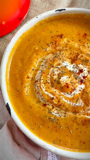 ⭐️ Roasted pepper, cauliflower and sweet potato soup ⭐️🍲A traybake soup is always a winner as it’s so hands off but you get amazing depth of flavour. Try it this way which doesn’t involve any chopping- all i did was take the skin off the onion and chop the top off the garlic. I then peel the skins from the sweet potatoes and remove the stalk and seeds from the pepper after they are cooked.So much flavour, so little work, what’s not to love?!#soup #soupseason #easyrecipes | The Slimming Foodie