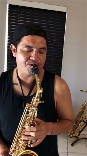 Luis Miguel sax solo “con tus besos”