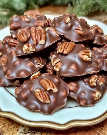 Chocolate Pecan Turtle Clusters These chocolate pecan turtle clusters bring back memories of sweet treats my mom would make when we needed something extra special. Perfect for holidays or just a cozy night in, these caramel-pecan chocolates are impossible to resist! Ingredients: Pecan Layer: | Mama's Recipes | Facebook
