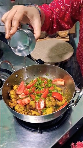 Chutti Ke Din itne sare kaam special kya banau ?? Aloo ki sukhi sabji #shorts #alookisukhisabji