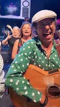 Los Manolos dejan subir el público al escenario para cantar Amigos Para Siempre🥳