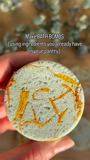 Rada | imperfect sustainability 🌿🇬🇧 on Instagram: "DIY zero-waste and low-cost Christmas last minute gift idea! Save this tutorial, one to definitely try making! Make these homemade bathbombs 🛁💭 with the ingredients you probably have in your cupboard (all natural ingredients and no nasties you get in the shop bought ones). Ingredients: 🌸 200 g bicarbonate of soda 🌸 100 g citric acid 🌸 50 g cornstarch 🌸 50 g Epsom salt (optional) 🌸 4 tbsp coconut oil 🌸 1/2 tsp essential oil 🌸 optional
