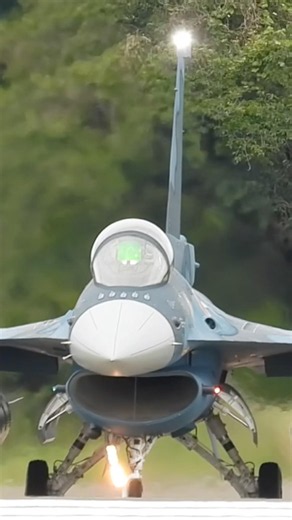 F-2戦闘機563号機編隊長史上最高の10回パッシング🔦とても素敵でカッコ良かったです♪ #百里基地 #F2 #shorts #short