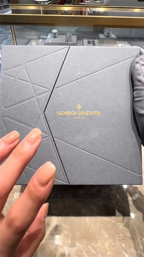 江诗丹顿（Vacheron Constantin）纵横四海系列 蓝盘精钢 逆跳月相 4000V/210A-B911 41mm