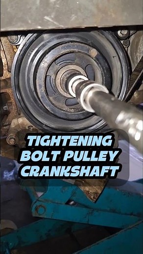 TIGHTENING BOLT PULLEY CRANKSHAFT,USED V BELT AS A HOLDER #boltz #pulley #crankshaft #tighten