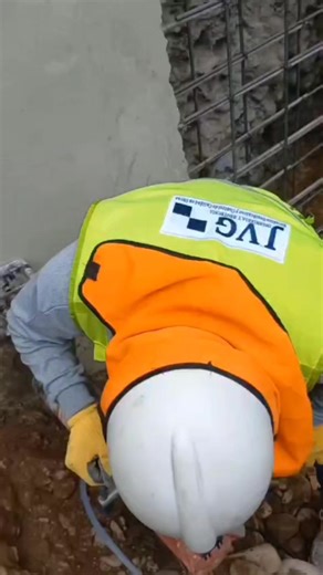 En JVG Ingenieros realizamos ensayos de diamantinas en concreto con un proceso técnico completo, controlado y conforme al RNE E.060, garantizando resultados confiables y legalmente válidos para tu proyecto. 🔍 Nuestro proceso profesional incluye: ✅ Escaneo estructural para ubicar acero y evitar daños ✅ Perforación con corona diamantada (sin vibraciones) ✅ Extracción de testigos cilíndricos en obra ✅ Refrendado y/o capeo según normativa ✅ Ensayo de rotura a compresión en laboratorio ✅ Registro gr