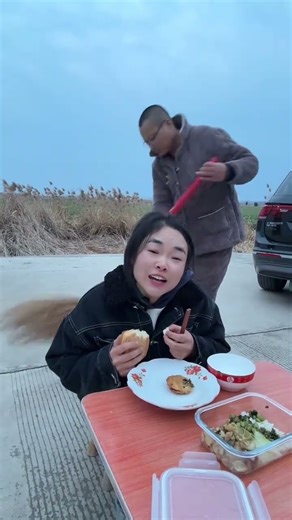 It s so cold that you still have to use a fan#Daily funny moments of a couple#Never expect