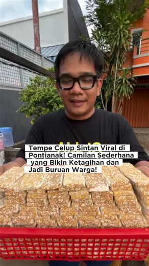 Tempe Celup Sintan Viral di Pontianak! Camilan Sederhana yang Bikin Ketagihan dan Jadi Buruan Warga! Di pinggiran Kota Sintan, Pontianak, Kalimantan Barat, muncul fenomena kuliner yang sedang mencuri perhatian warga lokal maupun pengunjung dari luar daerah. Bukan makanan mewah atau hidangan internasional, melainkan camilan sederhana yang akrab di lidah rakyat Indonesia: tempe celup. #kuliner #pontianak #tempecelup | Fakta Unik dan Menarik