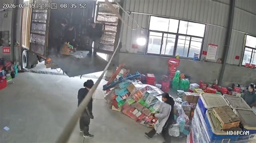 Man falls while unloading goods from truck in Shandong, China