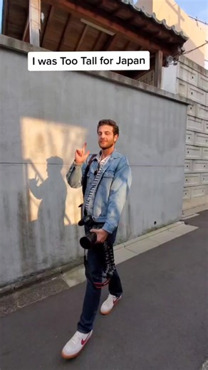Tall Guy Struggles in Japan - Height Challenges in Kyoto