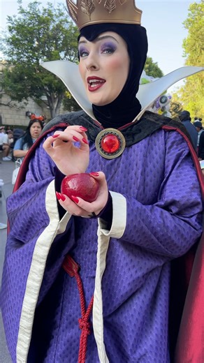 The Evil Queen was looking for compliments at Disneyland! #evilqueen #disneyhalloween #disneyland #disneylandresort #disneylandhalloween #disneyvillain #disneycharacter #disneyparks #disneycharacters #snowwhite | Mousesteps