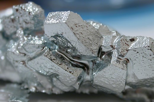 El paladio ya es más caro que el oro: por qué este metal precioso es tan valioso para nuestros coches y dispositivos electrónicos