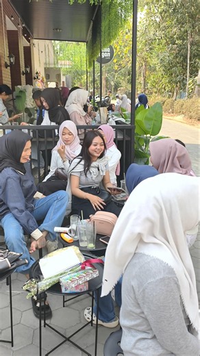 Nongkrong di depan Kamarogan Caffe #garudawisnusatriamuda #gwsm