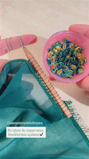 GAMZENİNRENKLİDÜNYASI 🩵 on Instagram: "Model sürpriz olsun Bu püf noktası ile ilmekler asla açılma yapmıyor 👌🏻 #tığoyası #oyalarım #tigoyasi #iğneoyasi #iğneoyasıyazma #mekikoyası #fıstıkoyası #yazmaoyasi #kalemoyası #tığişi #tığoyaları #elişiseverler #tulbent #pinterest #örgü #şal #oyamodelleri"