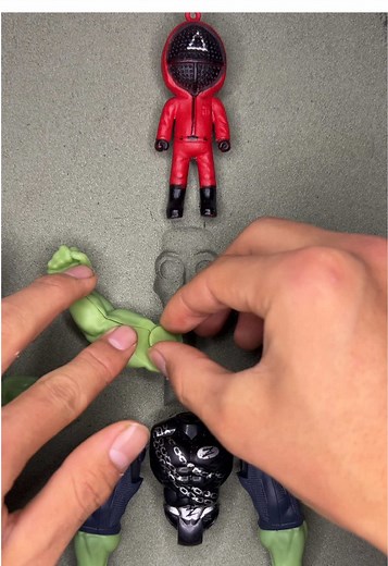 Creating Siren's Head from Leon Toys: Part 81