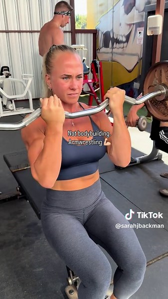 Not your average curl; not your average woman💅🏼💪🏼 Do you understand how happy and grateful I am to finally be training both arms again? ❤️‍🔥 Every rep feels like a gift✨ #armwrestling