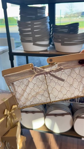 Il est toujours temps de faire plaisir ! Personnalisez votre coffret en boutique ou sur notre site internet ! Psst, pour les indécis, découvrez aussi nos coffrets déjà composés 🤫