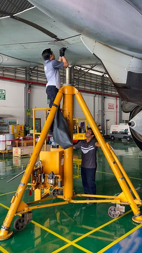 POV: Setting up the aircraft jacks — where precision decides EVERYTHING. Before anyone touches a bolt, the stability, alignment, and safety of the whole aircraft start right here. Every shim, every lock pin, every torque value must be perfect — because once the aircraft is airborne on jacks… there’s no room for mistakes. Respect the process. Respect the craft. ✈️💥 Like & Share to support AircraftMaintenance crews! #AircraftMaintenance #JackingOperation #HangarLife #AviationPOV #AMTlife | Aircra