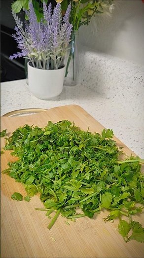 Never Waste Coriander Again! My Easy Freezing Method🌿 #leaves #youtubeshorts #Shorts