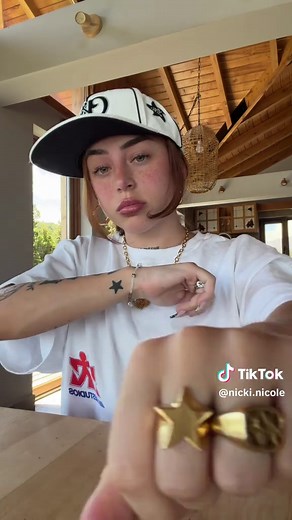 La gorra con telaraña: nueva moda de Nicki Nicole
