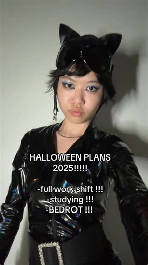 Nikki on Instagram: "#halloween #catwoman #comics #catwomancosplay"