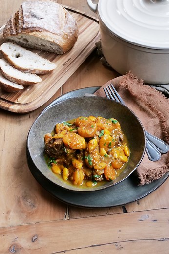 🍑🍖 Tajine d'Agneau aux Abricots et Amandes, cuit à la perfection dans la Cocotte Tefal ! Un mariage parfait entre la tendreté de l'agneau, la douceur des abricots et le croquant des amandes… Tout ça mijoté lentement dans la cocotte Tefal pour un résultat fondant et plein de saveurs ! 😍 Laissez la Cocotte faire le travail pendant que vous vous régalez. Un plat convivial, parfumé et 100% réussi ! 🌿 En partenariat rémunéré avec Tefal | Marmiton