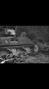 Dos impactos penetrantes oblicuos en el costado de un M4A2 Sherman de fabricación estadounidense, inutilizado durante el servicio soviético en el Frente Oriental en 1945. Más de 4000 tanques Sherman fueron enviados a la Unión Soviética bajo el programa de Préstamo y Arriendo durante la Segunda Guerra Mundial. #URSS #segundaguerramundial #WorldWarII #Sherman #Tank -Battleship Yamashiro | Guerras Historicas