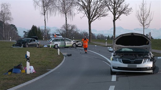 Autofahrer gerät in Uster in Gegenverkehr – zwei Verletzte