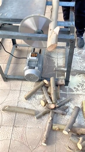 A High Speed Cutting Machine Efficiently Slicing Wooden Logs for Firewood Preparation