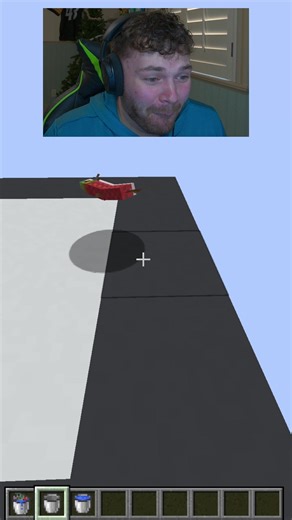 How did he not hear that?! #minecraft #minecraftmemes #minecraftshorts #fyp