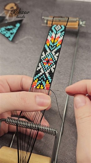 Loombeading for beginners. How to Weave One Row on a Bead Loom.