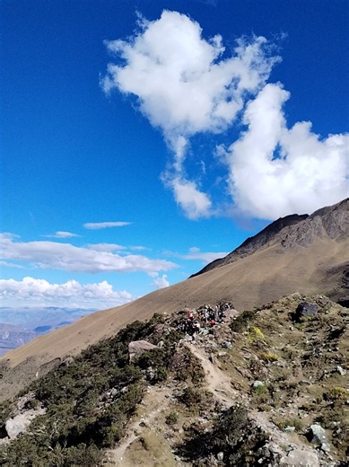 🏔️💙 Laguna Humantay, un tesoro de los Andes peruanos. ✨ Déjate sorprender por sus aguas turquesas, rodeadas de imponentes montañas y paisajes únicos. Un destino perfecto para conectar con la naturaleza y vivir una aventura inolvidable. 🌿⛰️📸 #LagunaHumantay #Cusco #Perú #Aventura #bestreks